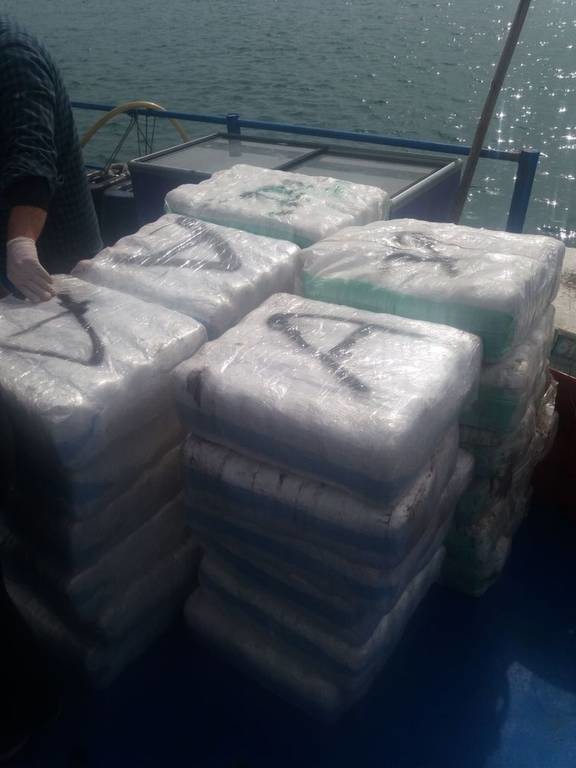 Θρίλερ με το «ένοχο φορτίο» αλιευτικού: Έκρυβαν 2 τόνους κάνναβης σε μορφή σοκολάτας (Pics)