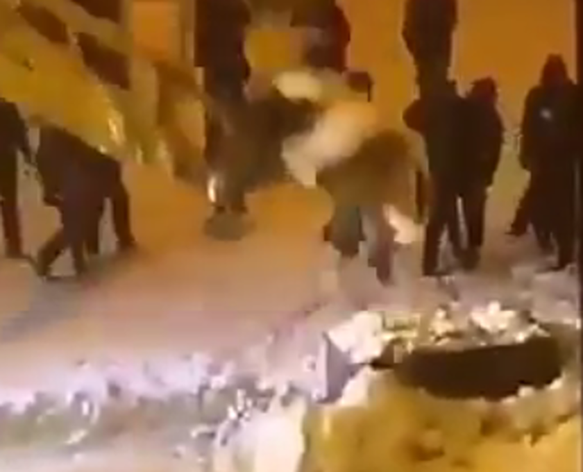 Βίντεο βγαλμένο από ταινία: Καρέ-καρέ η ληστεία σούπερ μάρκετ με εκσκαφέα εν μέσω χιονοθύελλας