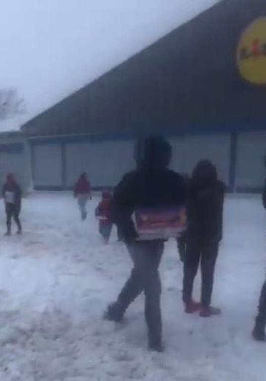 Βίντεο βγαλμένο από ταινία: Καρέ-καρέ η ληστεία σούπερ μάρκετ με εκσκαφέα εν μέσω χιονοθύελλας