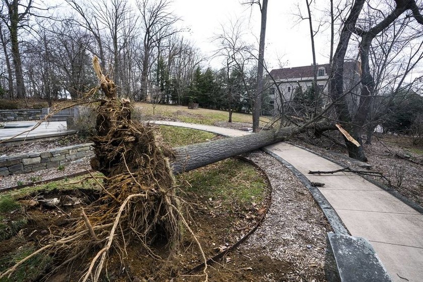 Σαρωτικές καταιγίδες χτυπούν τις ΗΠΑ: Εκατομμύρια σπίτια και επιχειρήσεις στο σκοτάδι – Επτά νεκροί