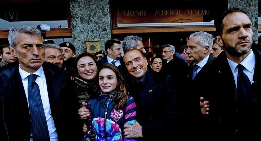 Ο Μπερλουσκόνι αγκαλιά με την κατά 49 χρόνια νεότερη σύντροφό του στην προεκλογική εκστρατεία (pics)