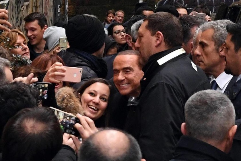 Ο Μπερλουσκόνι αγκαλιά με την κατά 49 χρόνια νεότερη σύντροφό του στην προεκλογική εκστρατεία (pics)