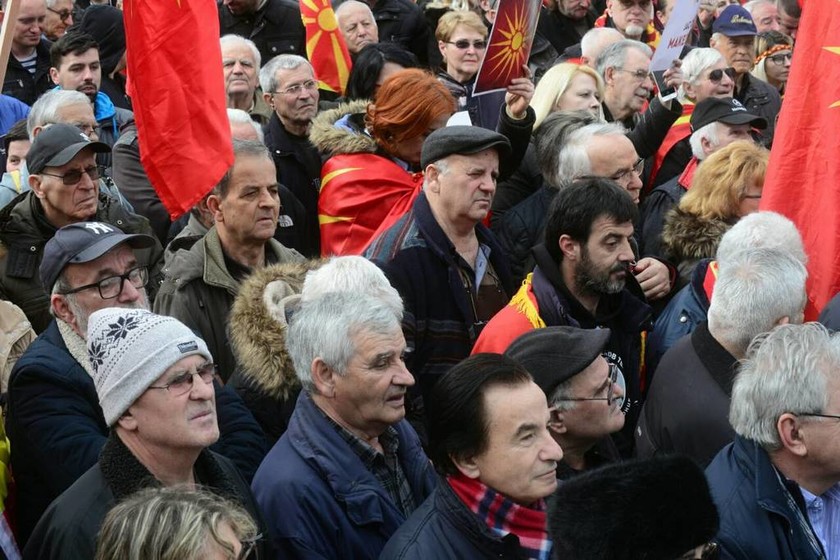 Εθνικιστικές διαδηλώσεις Σκοπιανών σε επτά χώρες - Έκαψαν ελληνικές σημαίες (Pics)