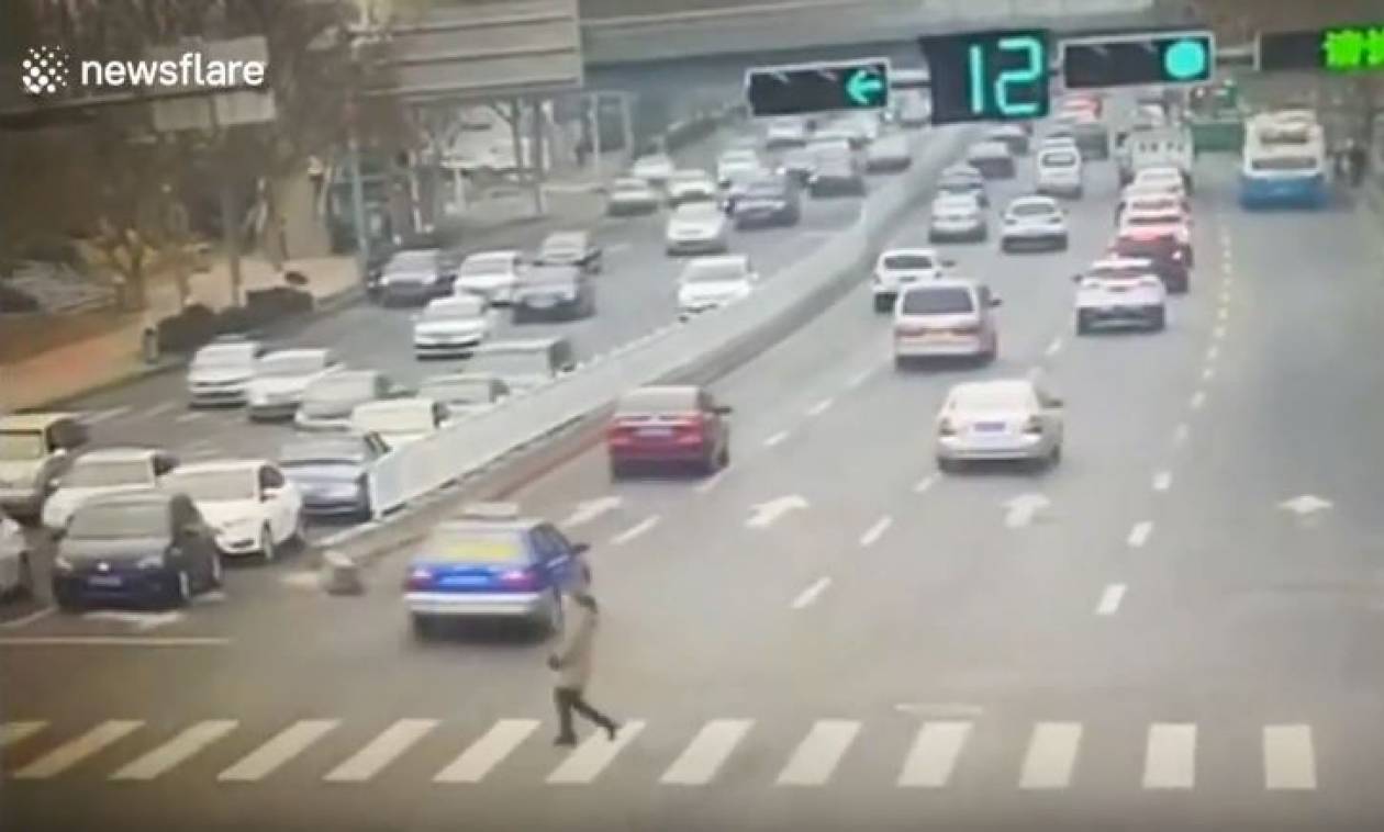 Βίντεο-Σοκ καταγράφει αυτοκίνητο να εκσφενδονίζει γυναίκα στο αέρα (ΠΡΟΣΟΧΗ! ΠΟΛΥ ΣΚΛΗΡΟ ΒΙΝΤΕΟ)
