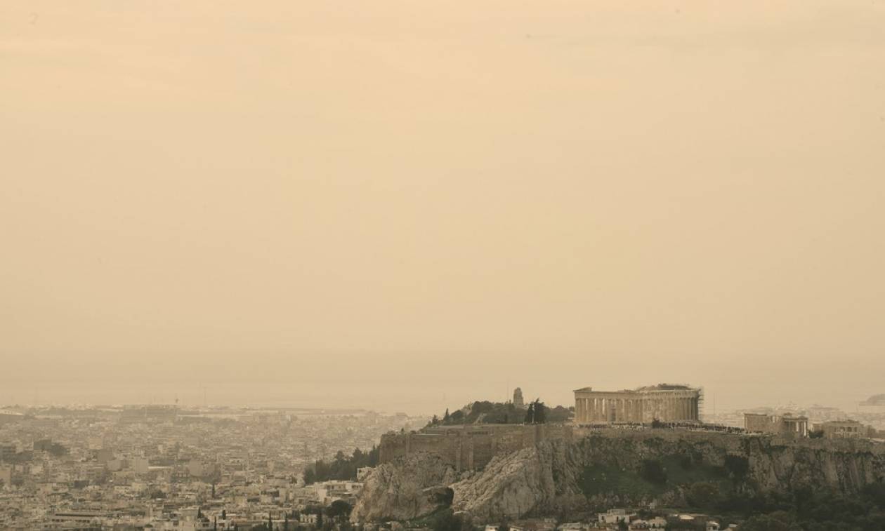 Καιρός: «Πνίγηκε» στη σκόνη η Αθήνα - Αποπνικτική η ατμόσφαιρα (pics)