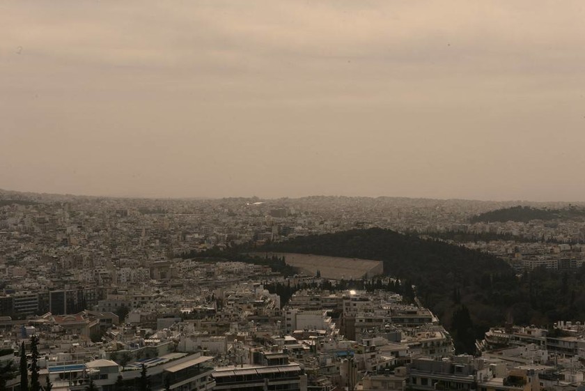 Καιρός: «Πνίγηκε» στη σκόνη η Αθήνα - Αποπνικτική η ατμόσφαιρα