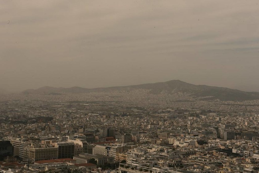 Καιρός: «Πνίγηκε» στη σκόνη η Αθήνα - Αποπνικτική η ατμόσφαιρα
