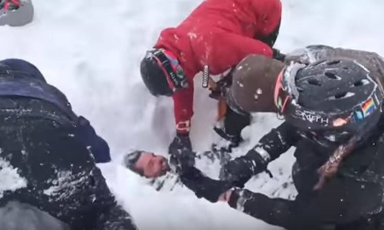 Συγκλονιστικές εικόνες: Τον ξέθαψαν ζωντανό κάτω από το χιόνι! (vid)