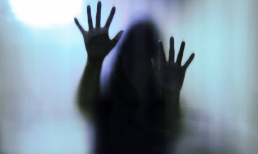 Φρίκη: Μάνα – τέρας κανόνισε το βιασμό της 16χρονης κόρης της
