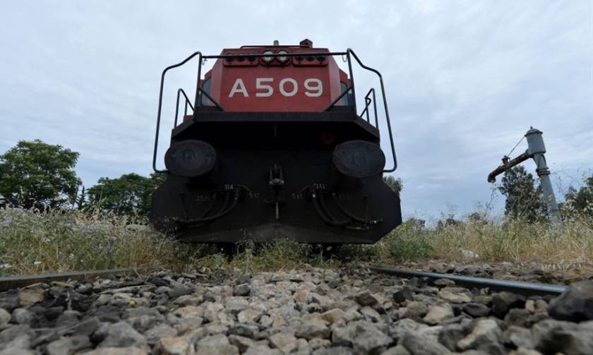 Τρένο συγκρούστηκε με αυτοκίνητο έξω από τη Φλώρινα  – Εικόνες ΣΟΚ (pics)