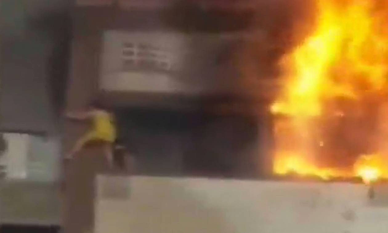 Βίντεο-ΣΟΚ: «Βουτιά» θανάτου από «κόλαση» φωτιάς στη Σμύρνη (ΠΡΟΣΟΧΗ! ΠΟΛΥ ΣΚΛΗΡΟ ΒΙΝΤΕΟ)