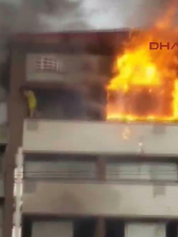Βίντεο-ΣΟΚ: «Βουτιά» θανάτου από «κόλαση» φωτιάς στη Σμύρνη (ΠΡΟΣΟΧΗ! ΠΟΛΥ ΣΚΛΗΡΟ ΒΙΝΤΕΟ)