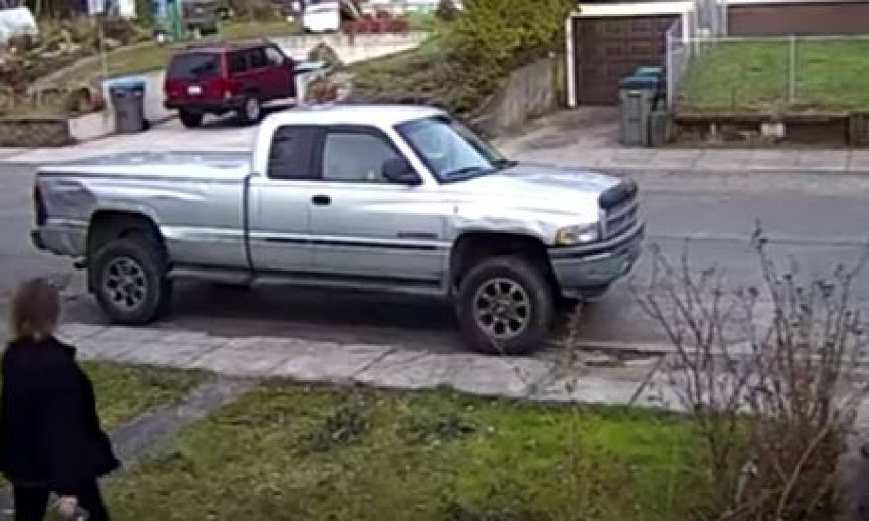 Βίντεο σοκ: Προσπάθησαν να κλέψουν το αυτοκίνητό της ενώ βρισκόταν μέσα ο γιος της