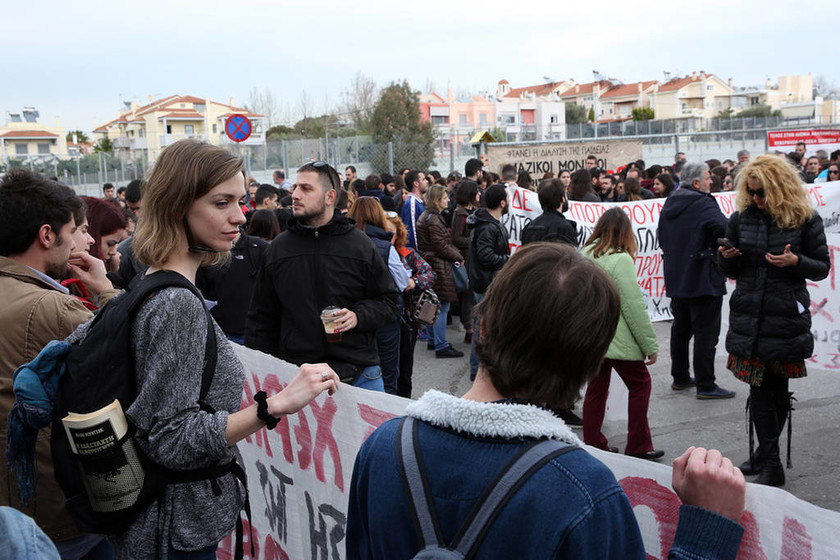 Συγκέντρωση αναπληρωτών εκπαιδευτικών έξω από το υπουργείο Παιδείας (pics)