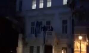 Συναγερμός στο Λονδίνο: Σκαρφάλωσαν στην πρεσβεία του Ιράν και κατέβασαν τη σημαία (vid)