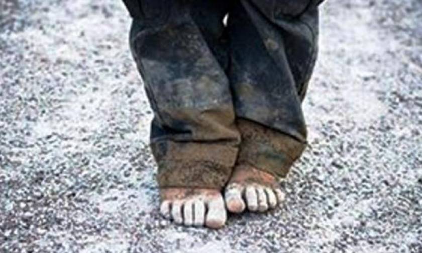 Τραγικό: 11χρονος στην Πάτρα δεν θέλει να πάει σχολείο, γιατί δεν έχει παπούτσια…