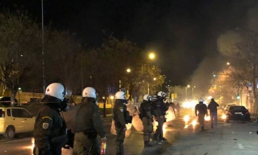 Θεσσαλονίκη: Επίθεση με μολότοφ σε διμοιρίες MAT (vids)