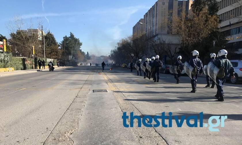 Μολότοφ και χημικά στη Θεσσαλονίκη: Επεισόδια στην πορεία οπαδών του ΠΑΟΚ (vids)