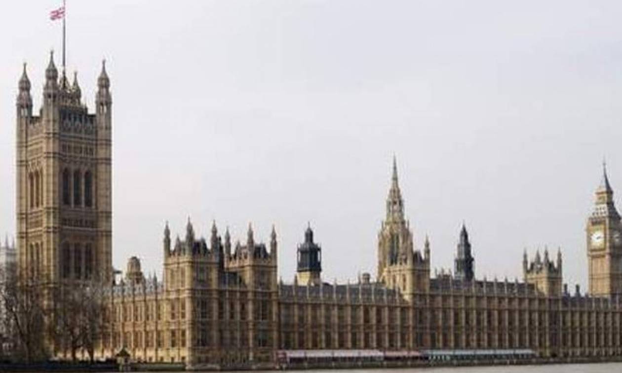 Συναγερμός στο βρετανικό κοινοβούλιο με ύποπτο δέμα