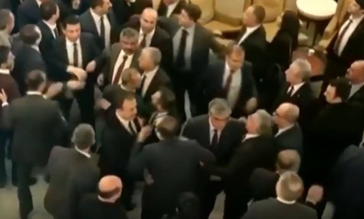 Άγριο ξύλο στην τουρκική Βουλή - Βουλευτές πιάστηκαν στα χέρια (vid)