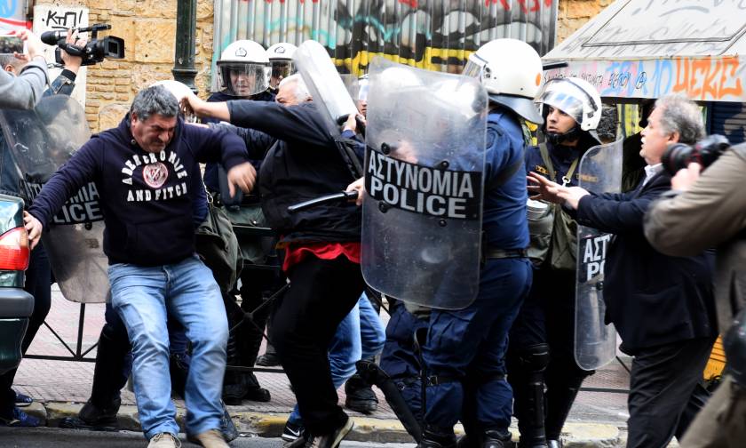 Πλειστηριασμοί: Σοβαρά επεισόδια έξω από συμβολαιογραφείο στο κέντρο της Αθήνας - Πέντε τραυματίες