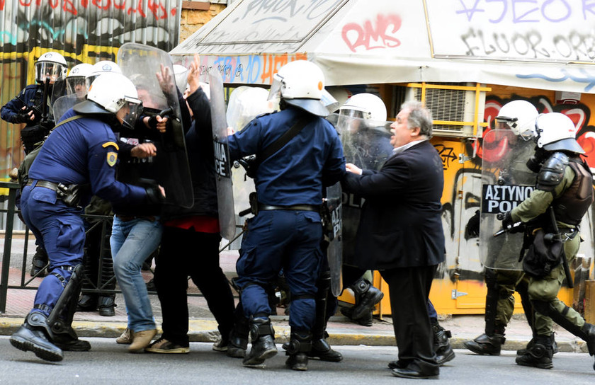  Πλειστηριασμοί: Σοβαρά επεισόδια έξω από συμβολαιογραφείο στο κέντρο της Αθήνας - Πέντε τραυματίες