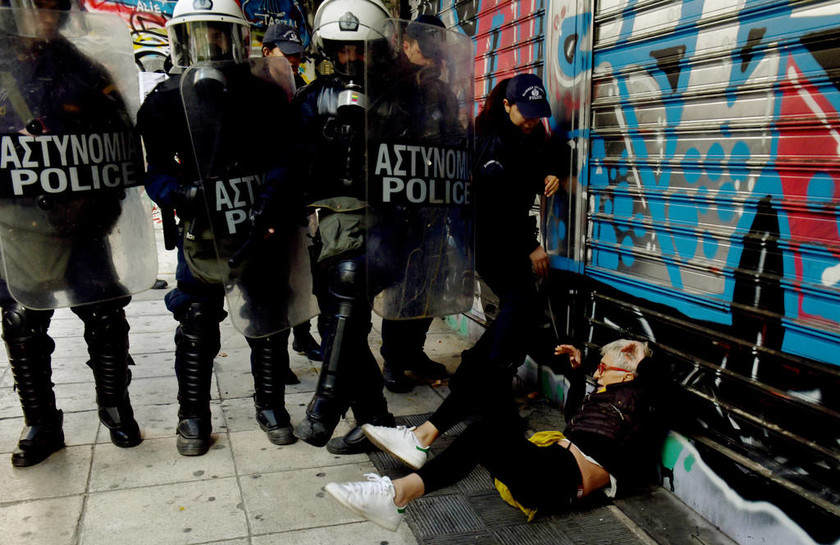  Πλειστηριασμοί: Σοβαρά επεισόδια έξω από συμβολαιογραφείο στο κέντρο της Αθήνας - Πέντε τραυματίες
