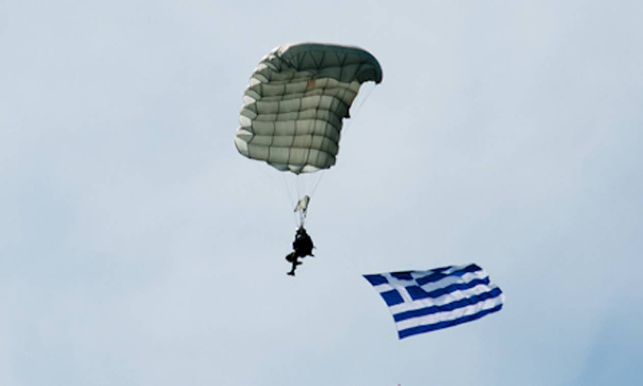Συναγερμός στις Ένοπλες Δυνάμεις: Πέφτουν αλεξιπτωτιστές στην Αθήνα (photos)