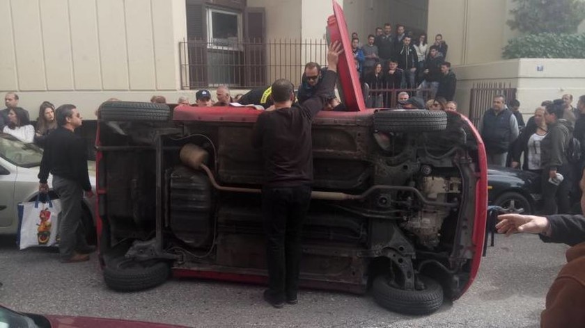 Αγρίνιο: Ανατράπηκε αυτοκίνητο - Αγωνιώδεις προσπάθειες για να απεγκλωβιστεί επιβάτιδα (pics)