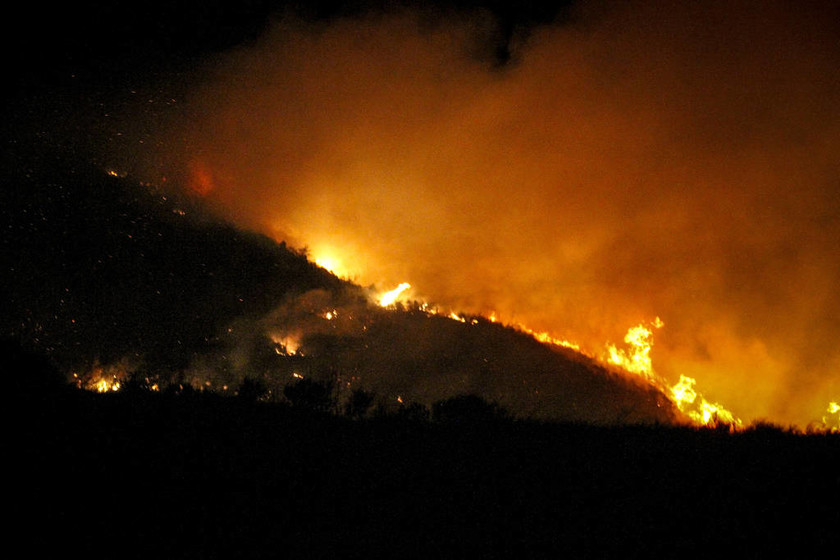 Συγκλονιστικές εικόνες από τις πυρκαγιές που μαστίζουν τη χώρα - 130 μέτωπα σε ένα 24ωρο (pics)