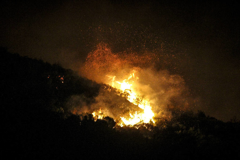Συγκλονιστικές εικόνες από τις πυρκαγιές που μαστίζουν τη χώρα - 130 μέτωπα σε ένα 24ωρο (pics)