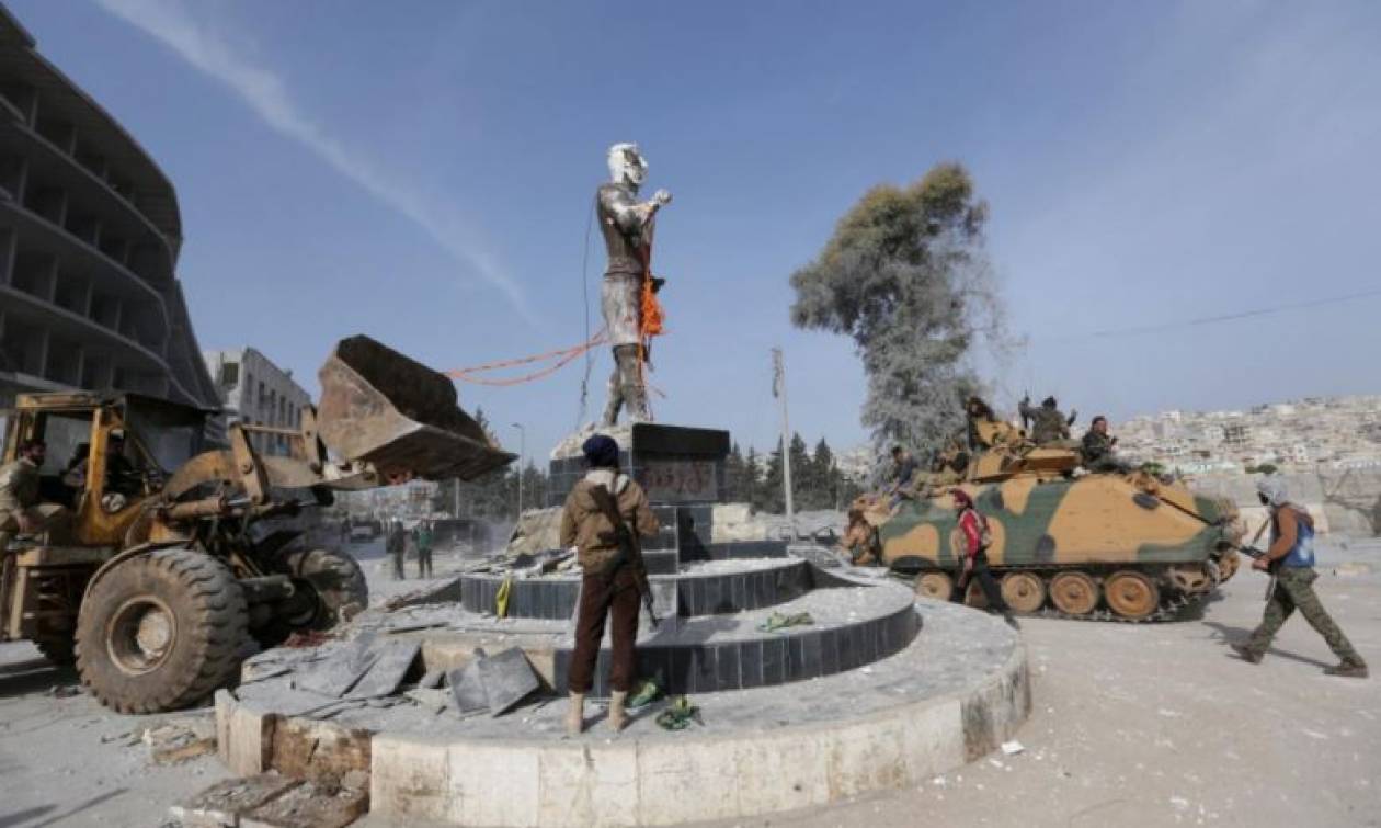 Αφρίν: Άρχισαν τις βαρβαρότητες οι Τούρκοι – Κατεδάφισαν κουρδικό άγαλμα στο κέντρο της πόλης