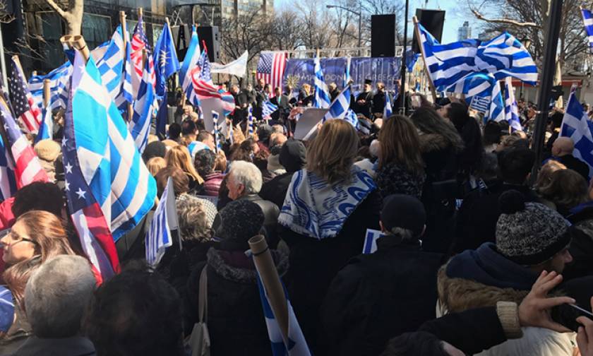«Η Μακεδονία είναι ελληνική» - Χιλιάδες ομογενείς διαδήλωσαν στη Νέα Υόρκη (vid)