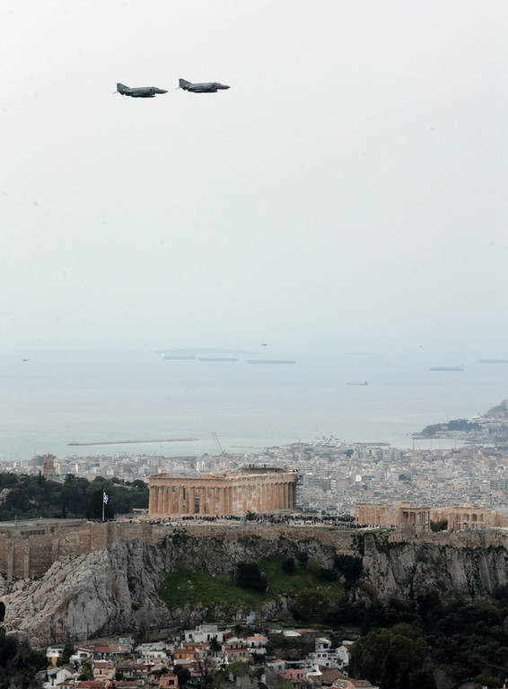 Εντυπωσιακές εικόνες από την πτήση μαχητικών αεροσκαφών πάνω από την Αθήνα