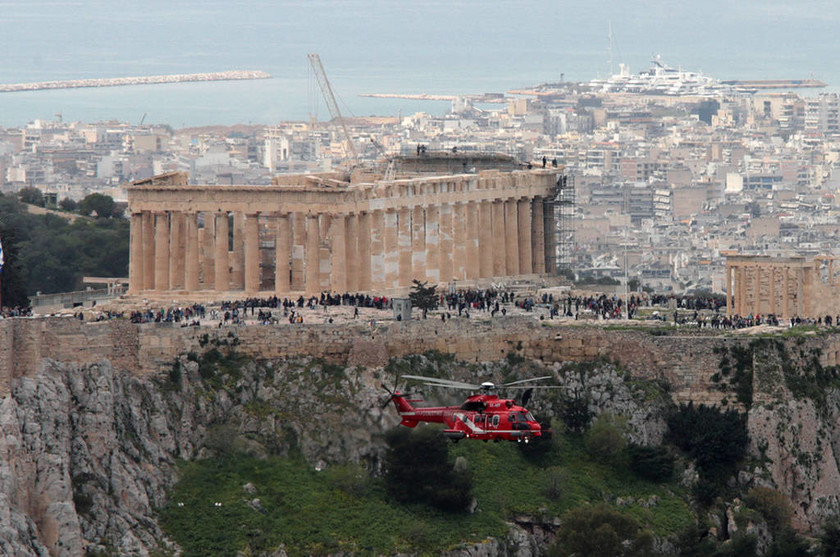 Εντυπωσιακές εικόνες από την πτήση μαχητικών αεροσκαφών πάνω από την Αθήνα