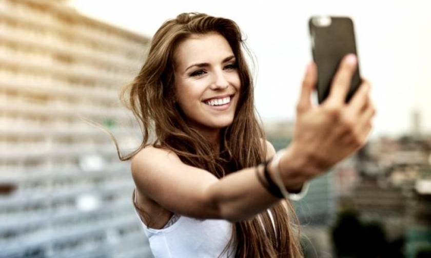 Ο λόγος που δεν βγαίνεις το ίδιο όμορφη στις selfies έχει επιστημονική εξήγηση