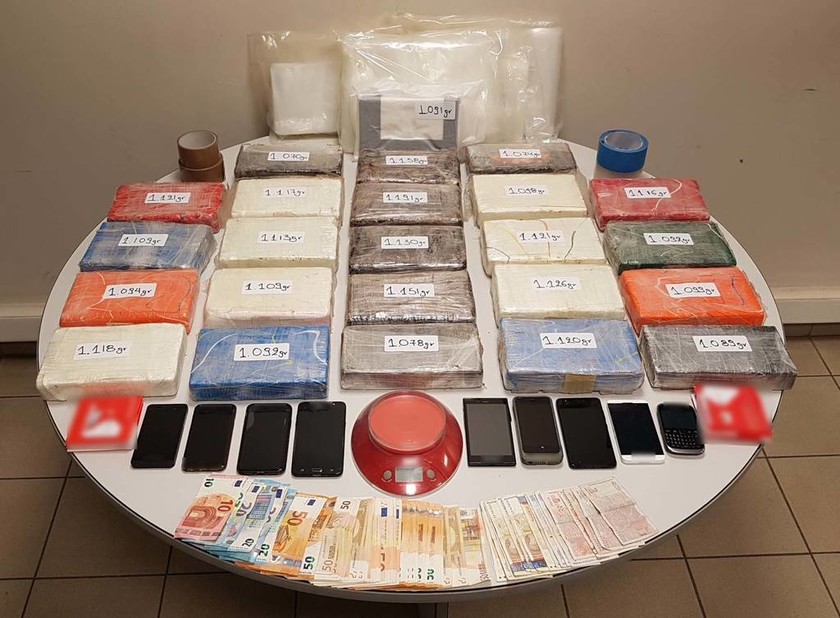 Πρέβεζα: Μεγάλη αστυνομική επιχείρηση αποκάλυψε 26 κιλά κοκαΐνης! (pic)