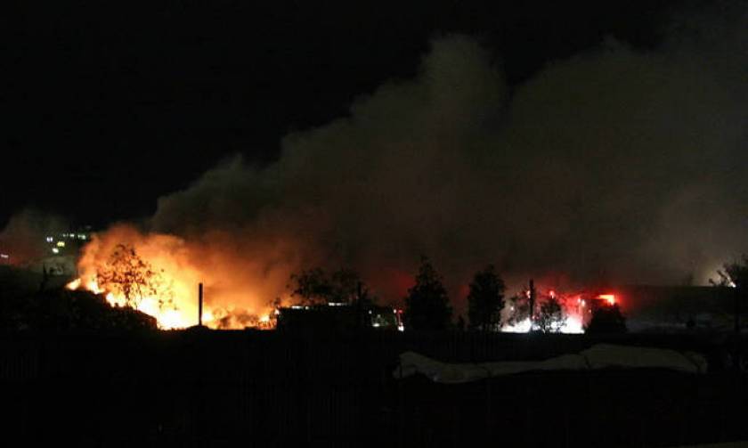 Κόλαση φωτιάς στα Χανιά: Στις φλόγες αποθήκη ξυλείας στις Μουρνιές