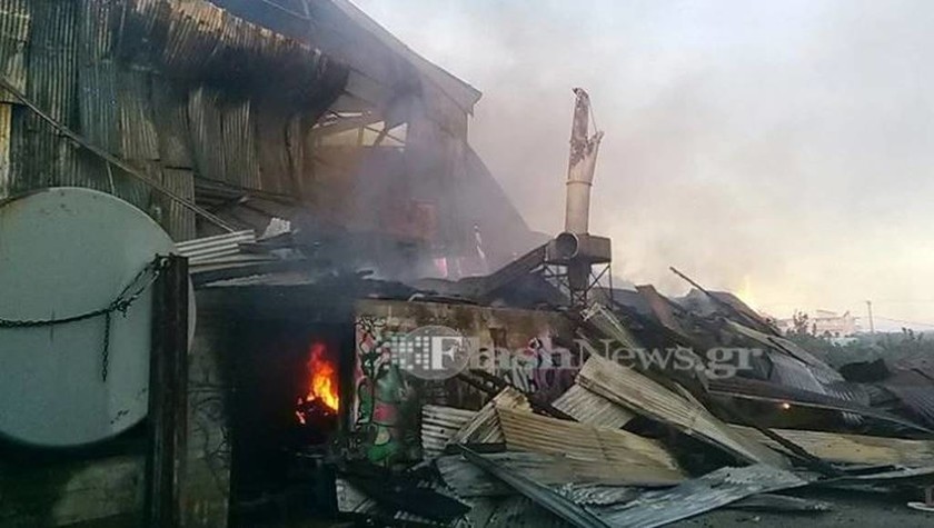 Χανιά: Παρανάλωμα του πυρός αποθήκη ξυλείας (pics&vid)