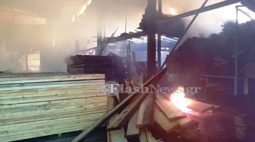 Χανιά: Παρανάλωμα του πυρός αποθήκη ξυλείας (pics&vid)