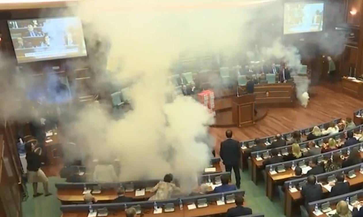 Χάος στο Κόσοβο: Εκτόξευσαν δακρυγόνα μέσα στο κοινοβούλιο της Πρίστινας (Vid)