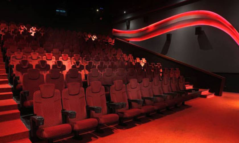Φρικτός θάνατος: Σφήνωσε στην καρέκλα του σινεμά και ξεψύχησε