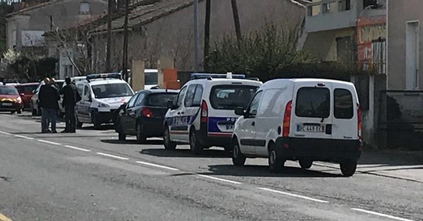 Τρομοκρατικό χτύπημα στη Γαλλία: Πυροβολισμοί κατά αστυνομικών από τζιχαντιστή που κρατά ομήρους
