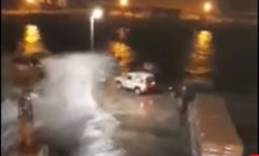 Καιρός: Εντυπωσιακό βίντεο από Κυκλάδες - Τα κύματα «έπνιξαν» τα λιμάνια (vid)