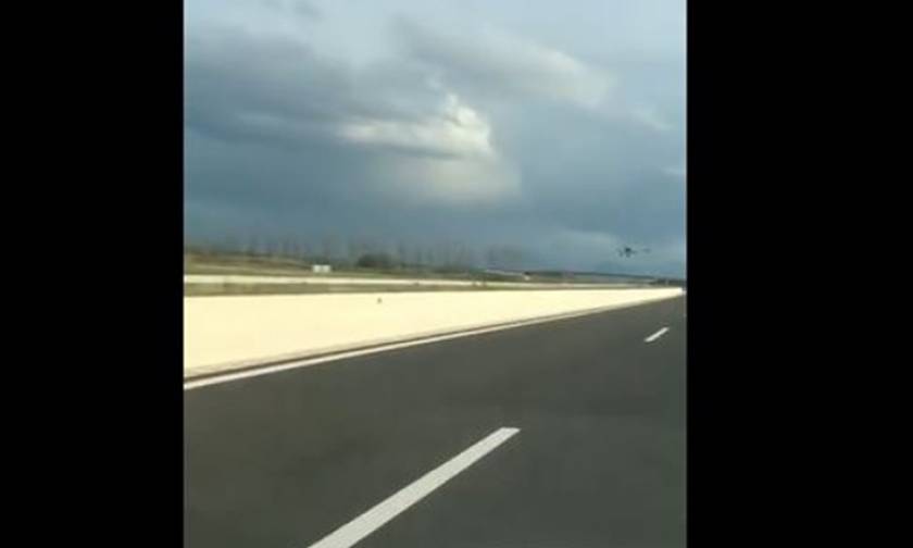 Απίστευτο βίντεο: Αεροπλάνο και αυτοκίνητο «διασταυρώθηκαν» έξω από την Καρδίτσα