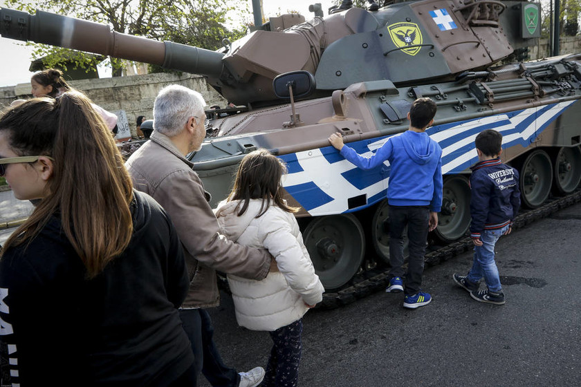 Παρέλαση 25η Μαρτίου: Έκλεψε τις εντυπώσεις το άρμα Leopard 1A5 με τη γαλανόλευκη (pics)