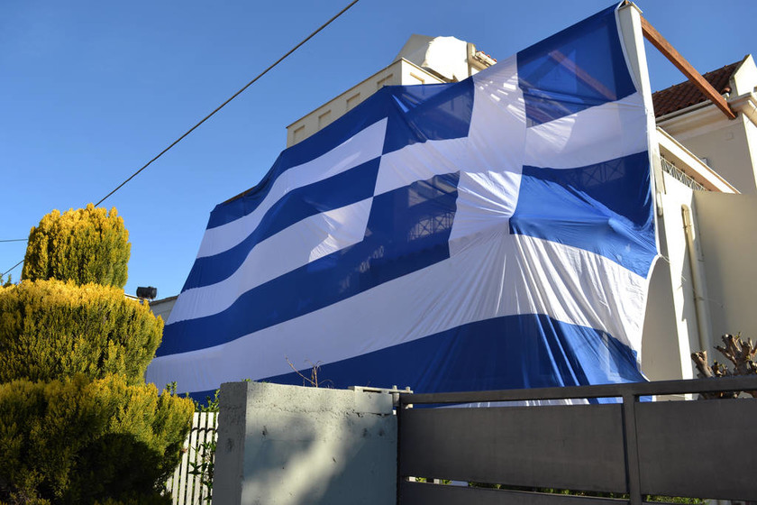 Κάλυψε το σπίτι του με ελληνική σημαία 135 τ.μ. για να συμπαρασταθεί στους δύο Έλληνες αξιωματικούς