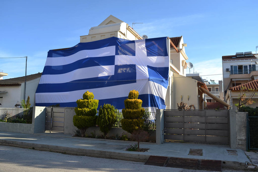 Κάλυψε το σπίτι του με ελληνική σημαία 135 τ.μ. για να συμπαρασταθεί στους δύο Έλληνες αξιωματικούς