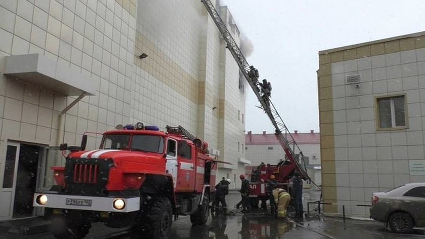 Τραγωδία στη Ρωσία - Φονική πυρκαγιά σε εμπορικό κέντρο (pics+vids)
