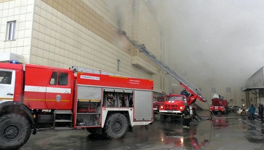 Τραγωδία στη Ρωσία - Φονική πυρκαγιά σε εμπορικό κέντρο (pics+vids)
